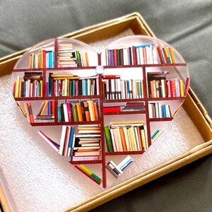 Colorful Heart-Shaped Bookshelf Ornament